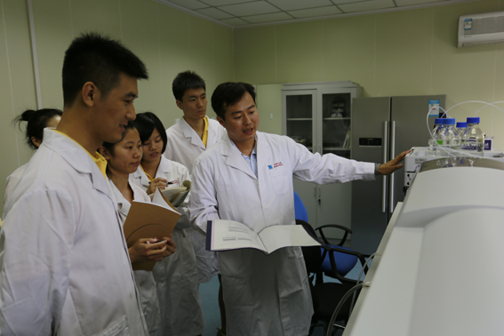 药学院教师讲解大型仪器设备图